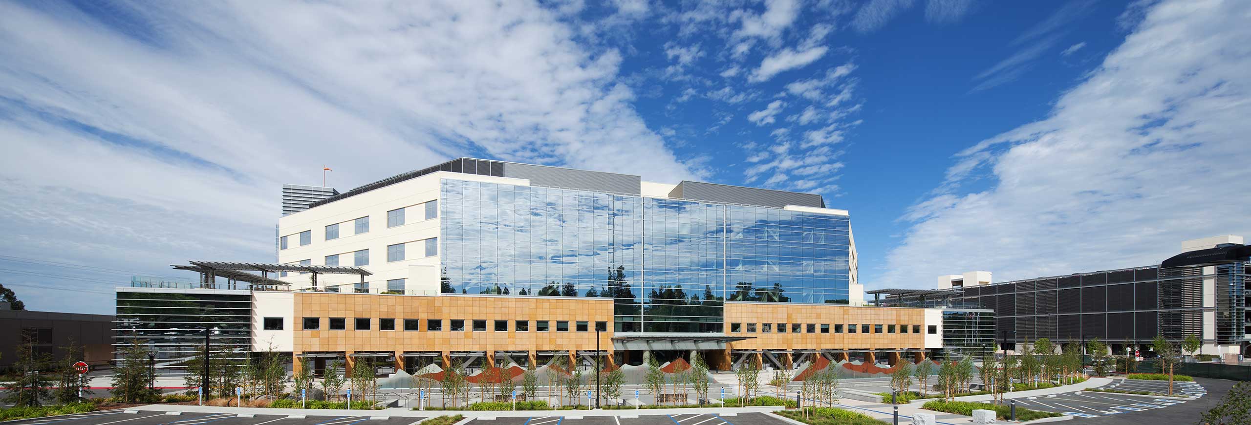 exterior image of the John Muir Medical Center in Walnut Creek, CA with a blue sky