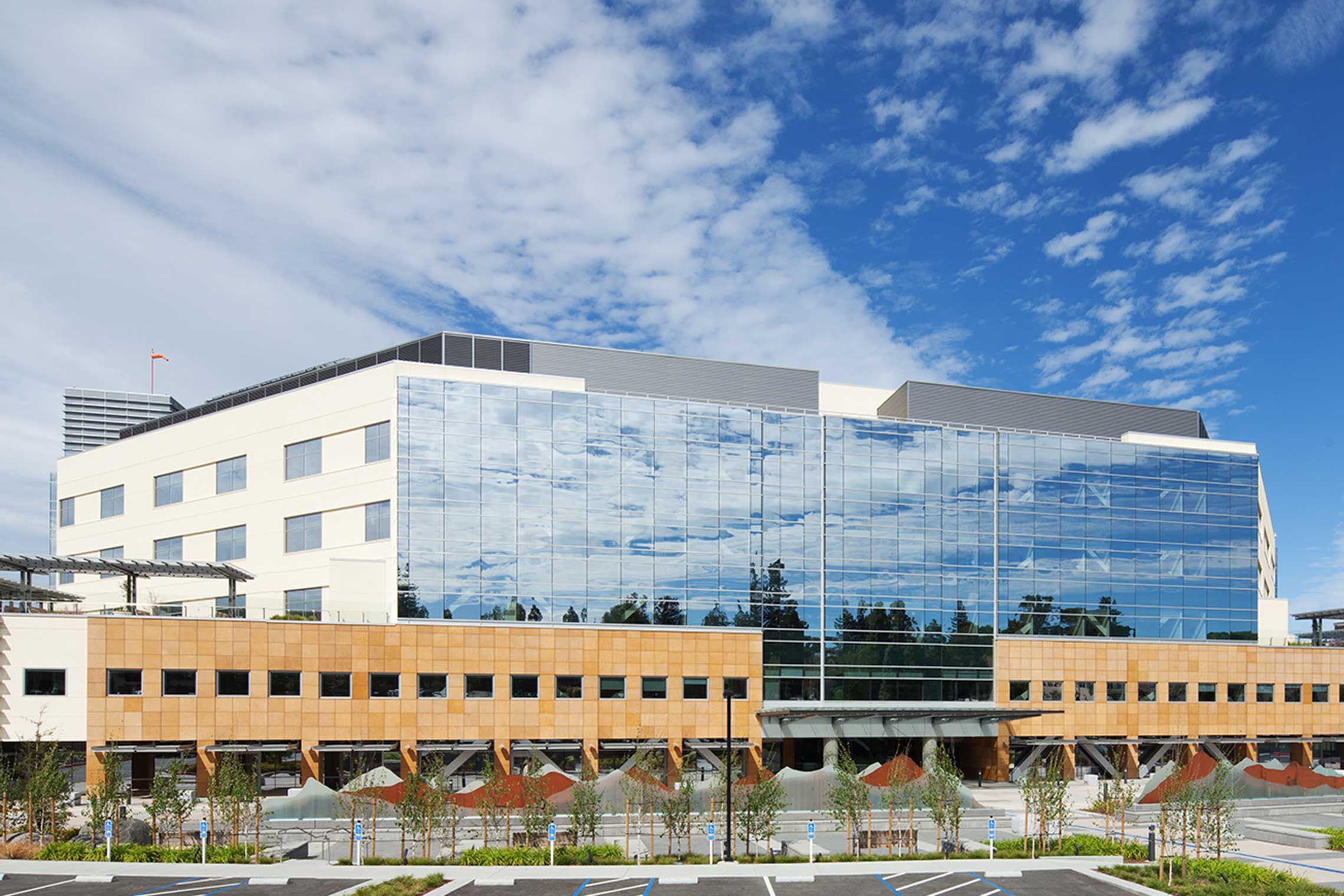 exterior image of the John Muir Medical Center in Walnut Creek, CA with a blue sky